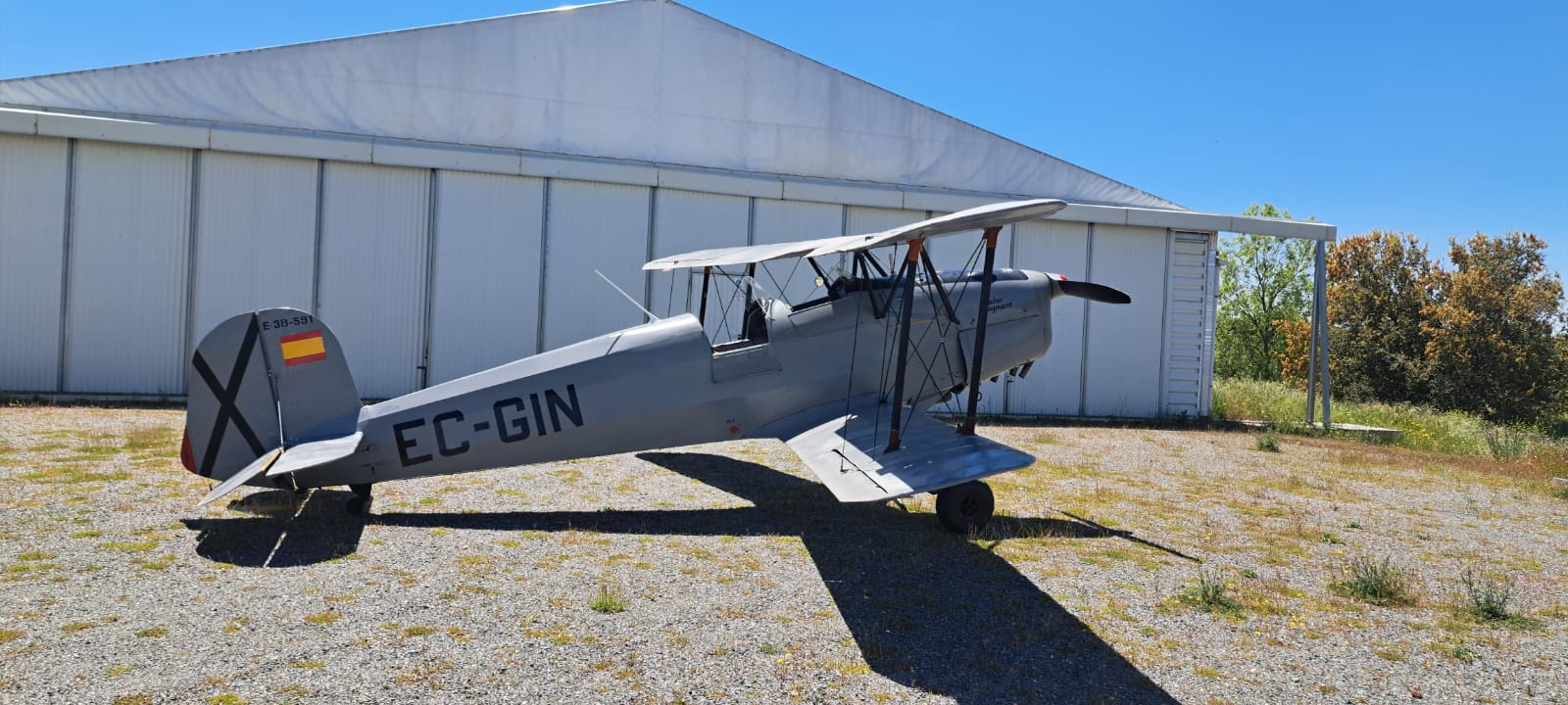 Avión Bücker en el aeródromo